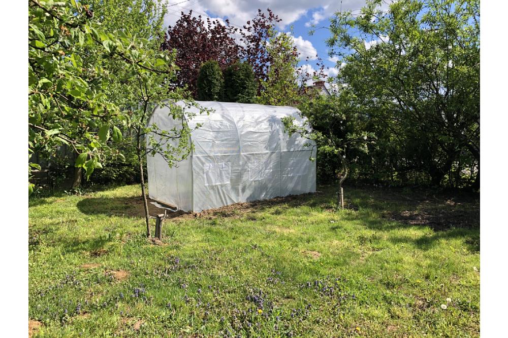 Plastiktunnel im Garten