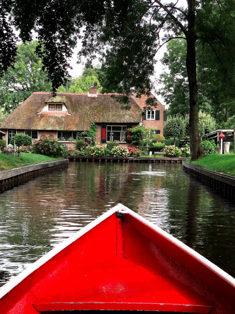 Giethoorn ist ein schönes Dorf in den Niederlanden, das man am besten mit dem Kanu erkundet