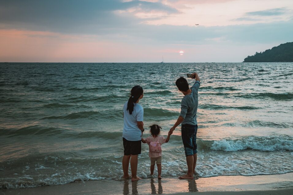 Familie mit Kind am Strand