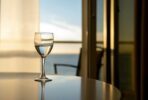 Ein Weinglas stehte auf dem Tisch